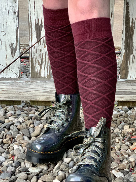 Textured Diamond Zoe Merlot Knee High Socks